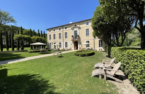 Loriol-du-Comtat House | Suite-Luxury-Ensuite with Bath-Park view