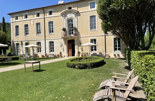 Loriol-du-Comtat House | Suite-Luxury-Ensuite with Bath-Park view