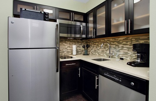 McLean Condo | Suite Near DC | Free Breakfast + On-Site Fitness Center | Great for Business Travelers!
