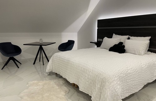 Roye Bed & Breakfast | Suite Pleine Lune luxury serenity, outdoor jacuzzi-waterfall shower-island bathtub