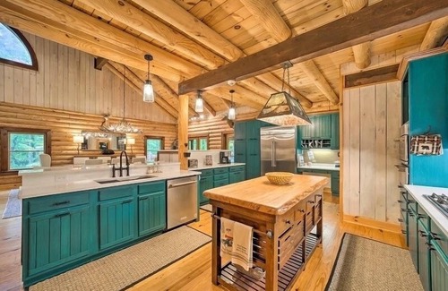 Sapphire Cabin | Suite Sixteen - Spacious Lodge Vibe - nestled within Burlingame