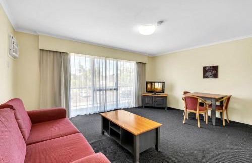 Mount Ommaney Hotel | Suite with Kitchen WiFi Easy Access to Motorway
