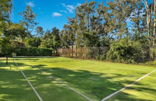 Mount Ommaney Hotel | Suite with Kitchen WiFi Easy Access to Motorway