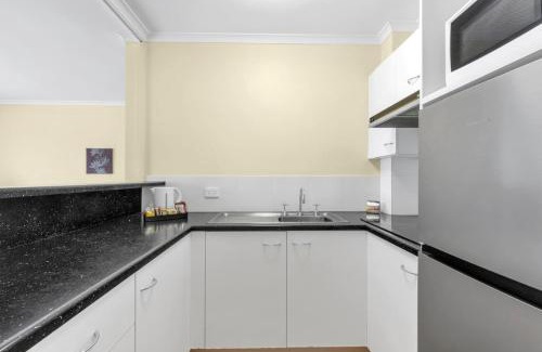 Mount Ommaney Hotel | Suite with Kitchen WiFi Easy Access to Motorway