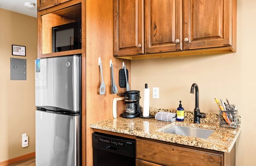 Lutsen House | Suite with lake views next to golf course, hiking and winery! Pet friendly.