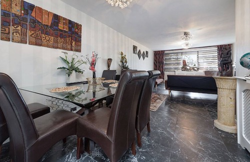 West Hendon Apartment | Suites by Rehoboth ★ Hendon Station ★ London