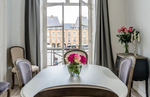 Charleville-Mezieres Apartment | Suites Mana - Bleu Pacifique - Vue sur Place Ducale avec Parking privé inclus