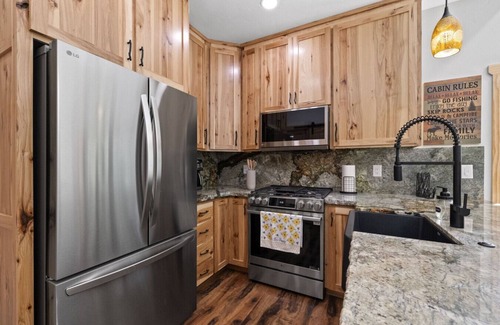 Mono Vista House | Sullivan Creek Studio-10 Mins to Twain Harte, Custom Log Cabin