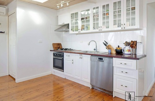 Malua Bay House | Summer Loving | Waterfront, Pet-Friendly, WiFi