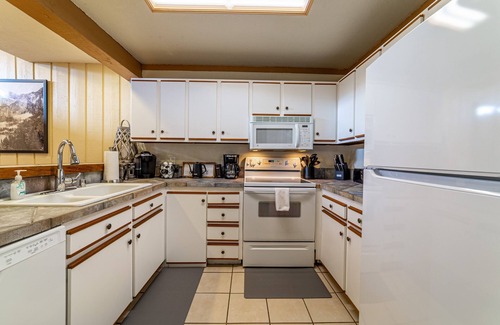 Mammoth Lakes House | ★ Summer Ready ★ Hot Tub, Summit Views, Close to Village