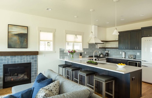 Bend Cottage | Summer retreat ~ cozy beds ~ hot tub ~ Bend/Bachelor ~ new amenities ~🐶