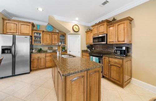 Biltmore Beach Villa | Summer Special, Lux 4BR House Sleeps 12, Pool, Elevator, King bed