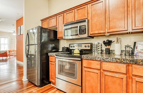 Thomas Square Apartment | Summer Vibes - Stylish Duplex by Forsyth Park - 14PPL