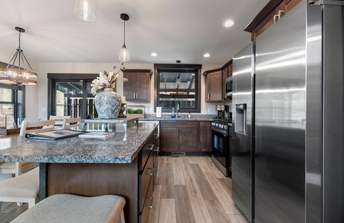 Lead House | Summit Sunset, pet friendly! Hot Tub, Pool access, paved roads, luxury finishes