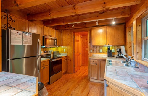 Vein Mountain Cabin | Summit Sunsets | Pets & Year-Round Mountain Views!