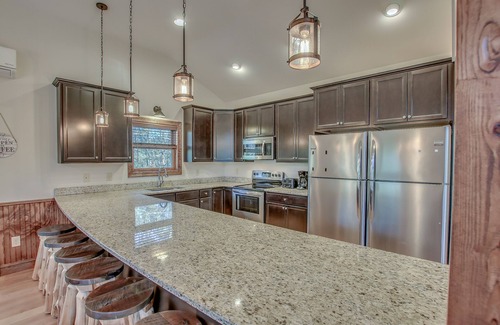 Lake Harmony House | "Summit" Ultimate Luxury Vacation Home. ELEVATOR, Firepit, Private Hot Tub, Pool Table, Gas Grill