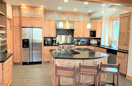 The Reserve Ski Chalet | Summt Rose Escape Theater Rm Gourmet Kitchen