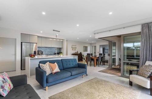 Papamoa Beach House | Sun and Surf Retreat - Papamoa Beach Holiday Home