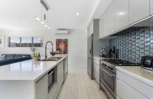 Papamoa Beach House | Sun and Surf Retreat - Papamoa Beach Holiday Home