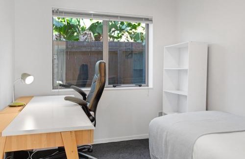 Auckland House | Sun Drenched Comfort close to City Center - 4BR 2BA