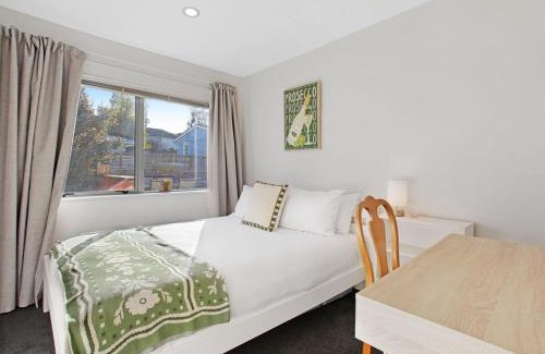 Auckland House | Sun Drenched Comfort close to City Center - 4BR 2BA
