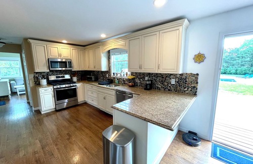 Town of Southold Town House | Sun filled 3-bedroom house in lovely Mattituck with pool & AC