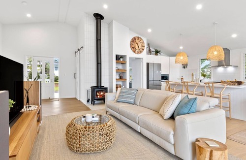Mollymook Beach House | Sun Kissed Getaway - Spacious Family Home close to Mollymook Beach!