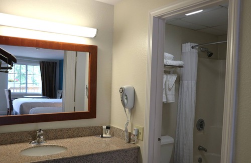 West Yarmouth Hotel | Sunbird Cape Cod Resort
