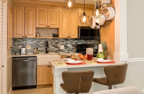 Midtown House | *SUNFLOWER MELODIES @ MIDTOWN* Modern Private Home & Pool + LAST KEY SERVICES…