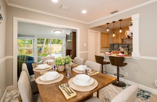 Midtown House | *SUNFLOWER MELODIES @ MIDTOWN* Modern Private Home & Pool + LAST KEY SERVICES…