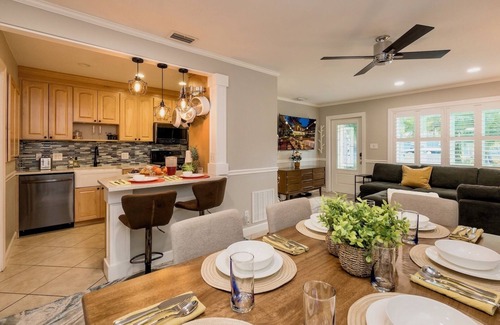 Midtown House | *SUNFLOWER MELODIES @ MIDTOWN* Modern Private Home & Pool + LAST KEY SERVICES…