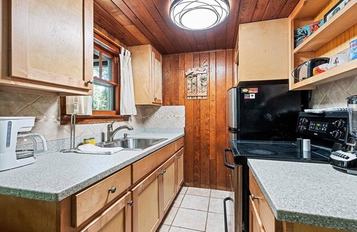 Maggie Valley Cabin | Sunflower Shack: 1 BR, 1 BA Cabin/Bungalow in Maggie Valley, Sleeps 2