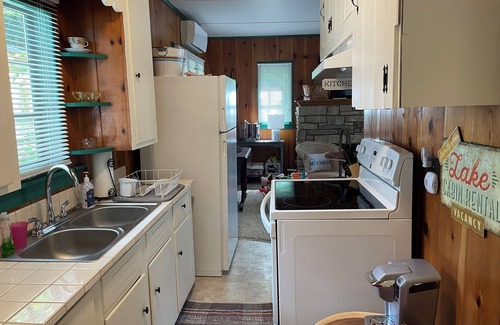 Gowen House | Sunglo Sunset Bungalow~Across from Lincoln Lake!