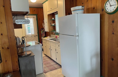 Gowen House | Sunglo Sunset Bungalow~Across from Lincoln Lake!