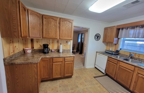 Wynnburg House | Sunkist beach house. Lake side house 3 bedroom house