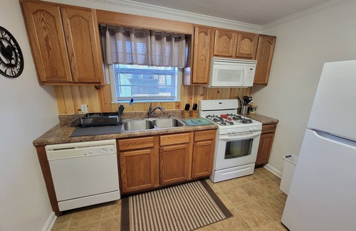 Wynnburg House | Sunkist beach house. Lake side house 3 bedroom house