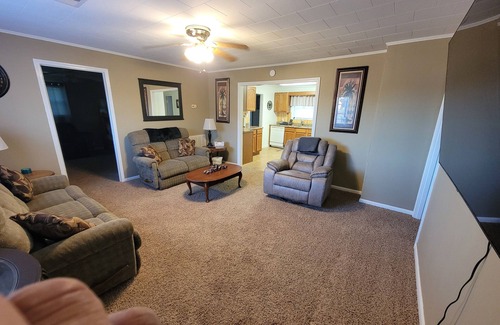 Wynnburg House | Sunkist beach house. Lake side house 3 bedroom house