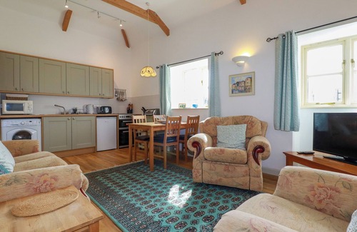 Truro Cottage | SUNLIGHT COTTAGE, pet friendly, with a garden in Truro