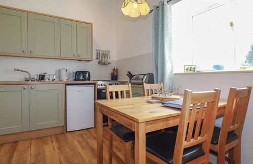 Truro Cottage | SUNLIGHT COTTAGE, pet friendly, with a garden in Truro