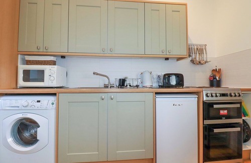 Truro Cottage | SUNLIGHT COTTAGE, pet friendly, with a garden in Truro