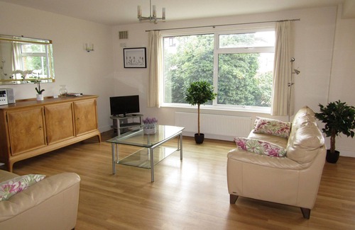South Richmond Apartment | Sunlit 2-Bedroom Apartment, Central Richmond, Sleeps 4 - from Shipplets