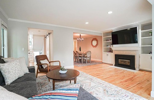 West Bellevue House | Sunlit contemporary Bellevue Home w a Lush Garden