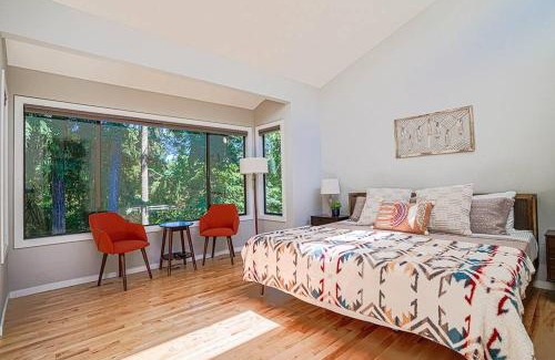 West Bellevue House | Sunlit contemporary Bellevue Home w a Lush Garden