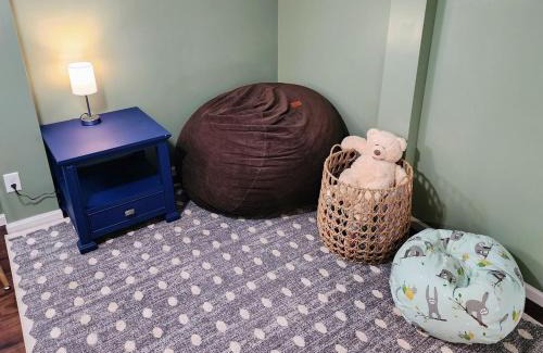 Brooklyn Center House | Sunlit Oasis Family Friendly Retreat