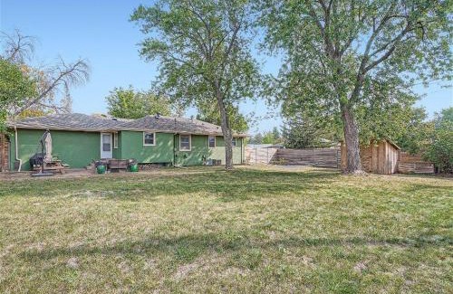 Brooklyn Center House | Sunlit Oasis Family Friendly Retreat