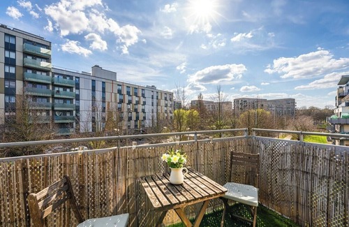 Park Royal Apartment | Sunning 2 bed 2 Bath Flat with Balcony