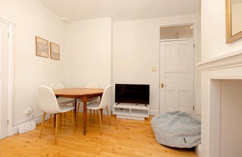 Chelsea Riverside Apartment | Sunny 1BR Gem in Chelsea Harbour & Coleridge Gardens