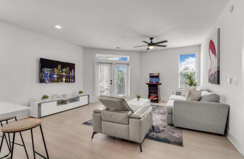 Ruskin Apartment | Sunny 2-Bed Oasis Pool and Gym in Apollo Beach