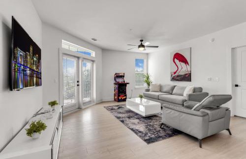 Ruskin Apartment | Sunny 2-Bed Oasis Pool and Gym in Apollo Beach