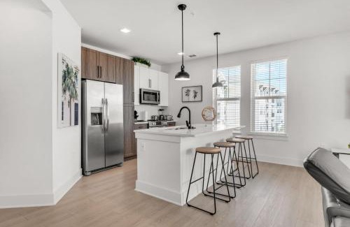 Ruskin Apartment | Sunny 2-Bed Oasis Pool and Gym in Apollo Beach